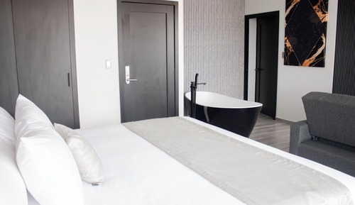 Superior Studio Suite, Bathtub, City View