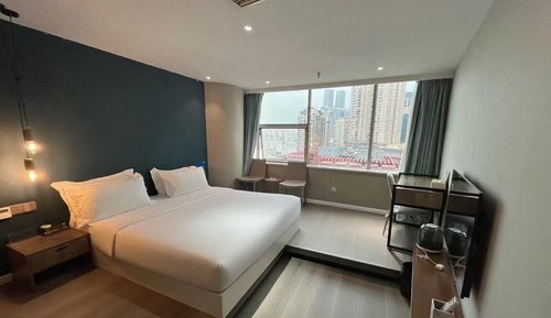 City Room, 1 King Bed, River View