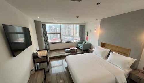 City Room, 1 King Bed, River View