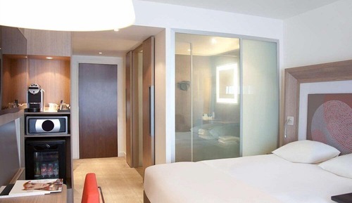 Business Room, 1 Queen Bed, Non Smoking, Private Bathroom
