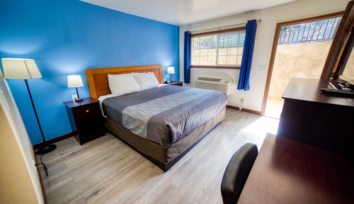 Basic Room, 1 King Bed, Non Smoking