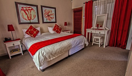 Family Room, 2 Bedrooms, Kitchen (Courtyard)