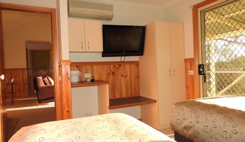 2 Bedrooms, 2 Bathrooms Self Contained Spa Cottage