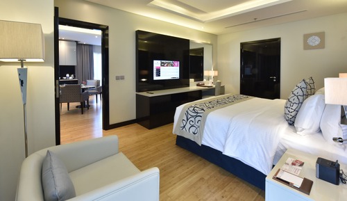 Suite, 1 King Bed, Smoking, Poolside