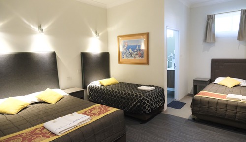 Deluxe Family Room Ground Floor - 2 Queen and 1 Single Bed
