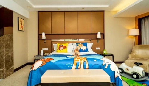 Giraffe-Themed Family King Room
