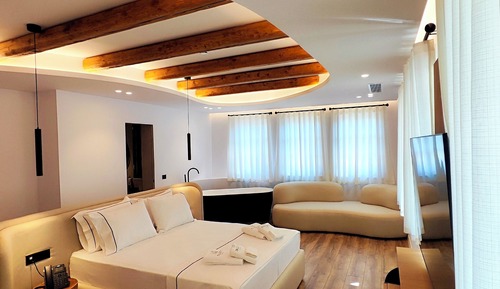 Luxury Suite, City View