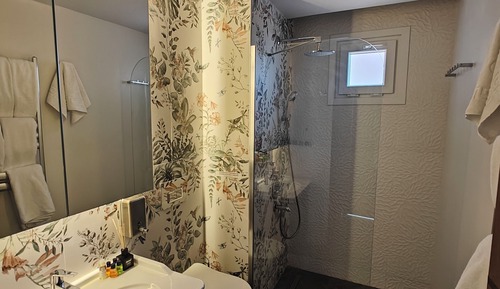 Suite, Pool View