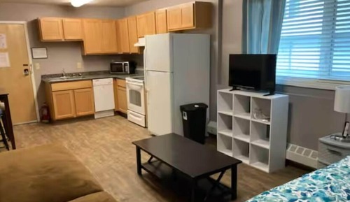 Lark St #102; Studio Apartment with kitchen, Queen Bed