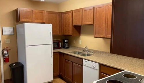 Lark St #103; Apartment with kitchen, Queen and Twin Bed