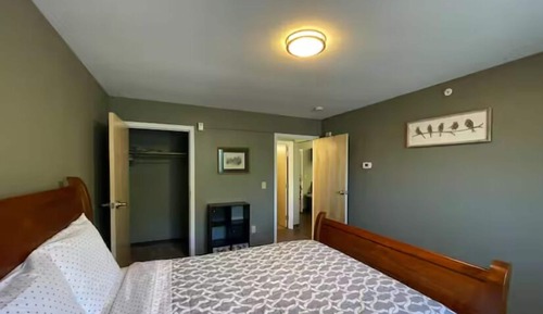 Lark St #302; Apartment with Kitchen, Queen Bed