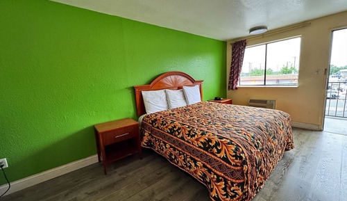 Room, 1 King Bed, Smoking