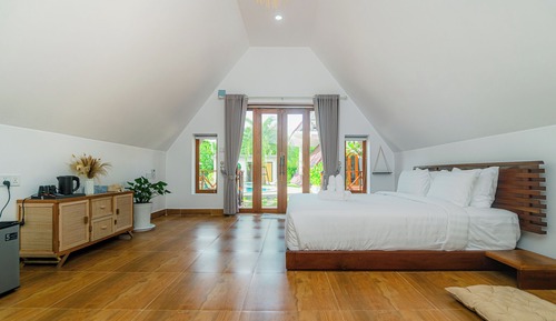 Deluxe Double Room, 1 King Bed, Balcony, Garden View
