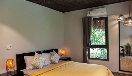 Deluxe Room, 1 King Bed, Balcony, Mountain View