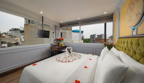 Royal Panorama Suite Room With Church View