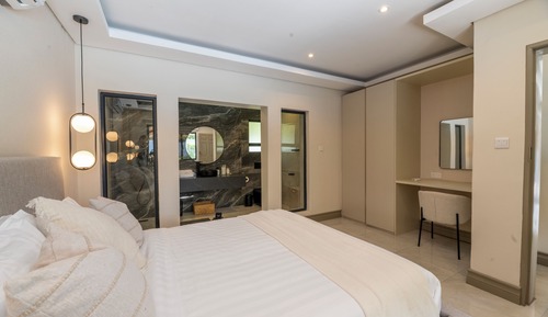 Deluxe Studio Suite, 1 King Bed, Kitchenette, Pool View