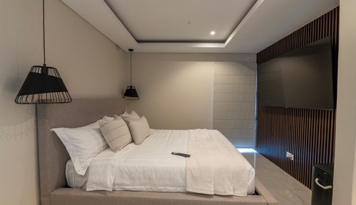 Deluxe Studio Suite, 1 King Bed, Kitchenette, Pool View