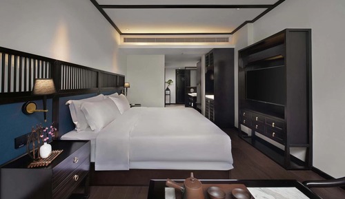 Basic Double Room, 1 King Bed, Courtyard View