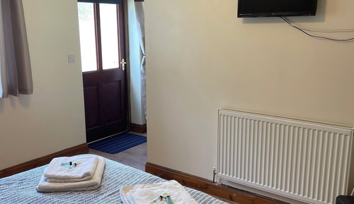 Room 4 at the Huntsman Inn - (Light Airy Double Room at the Inn)