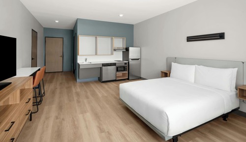 Studio, 1 Queen Bed, Non Smoking (Mobility/Hearing Access, Roll-in Shwr)