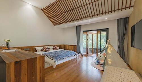 Superior Room, Hill View