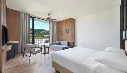 Premier Room, 1 King Bed, Non Smoking, River View (Balcony)