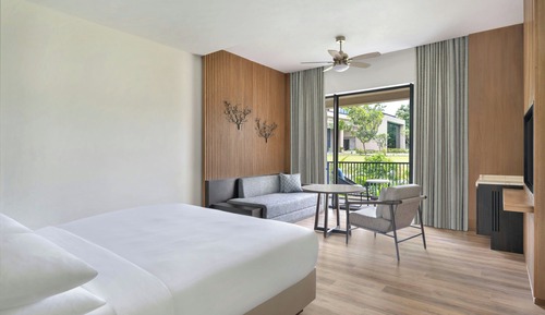 Premier Room, 1 King Bed, Non Smoking, Resort View (Balcony)