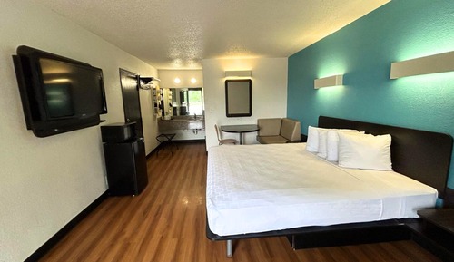 Deluxe Room, 1 King Bed, Non Smoking, Kitchenette