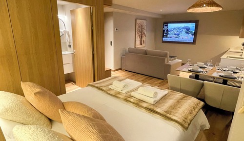 Deluxe Apartment