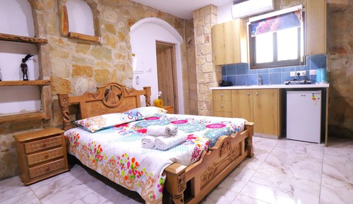 Deluxe Studio, Kitchenette, Courtyard View