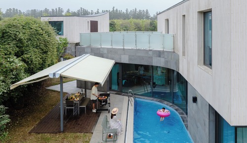 BBQ Pool Suite
