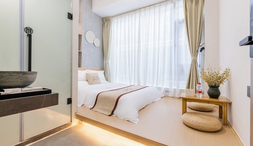 Tatami Queen Room (laser projector+standalone Wi-Fi+English-friendly)