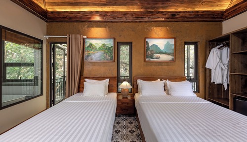 Deluxe Triple Room, Bathtub, Pool View