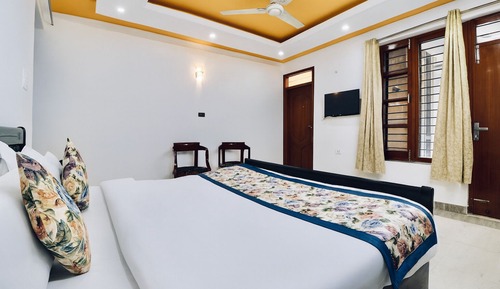 Three-Bedroom Apartment with Balcony