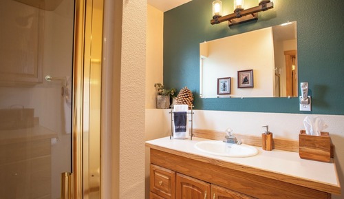 Yukon - 1 King Bed, Non Smoking, River View, Pet Friendly, Fireplace