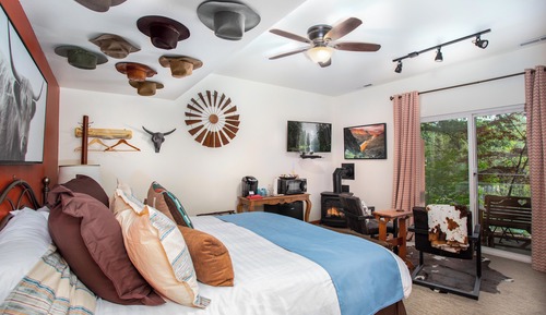 Rio Grande - 1 King Bed, Jetted Tub, River View, Pet Friendly, Fireplace
