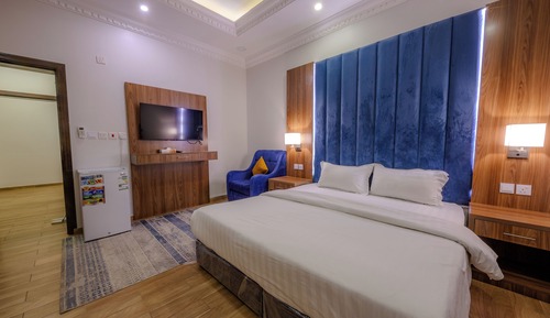 Junior Suite, 1 Queen Bed, Smoking, City View