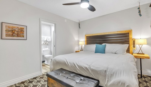 Economy Room, 1 King Bed, Non Smoking, No Windows
