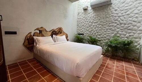 Standard Room, Bathtub, Poolside