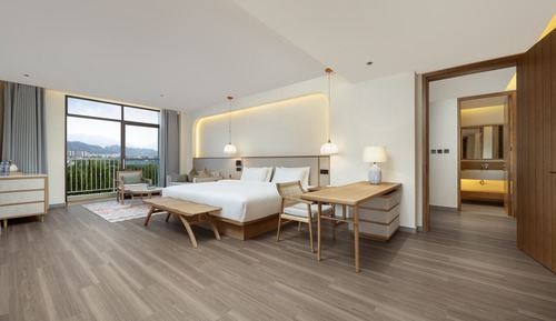 Superior Suite, 1 King Bed, Balcony, Partial Lake View