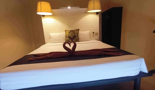 Deluxe Double Room, Pool View, Corner