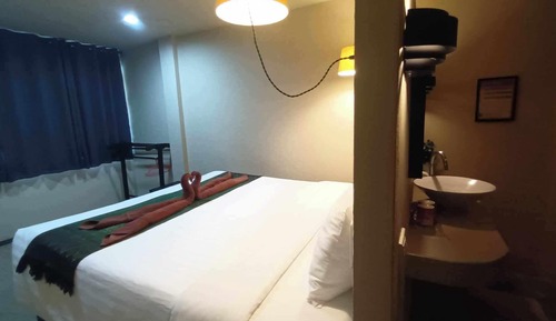 Deluxe Double Room, Pool View, Corner
