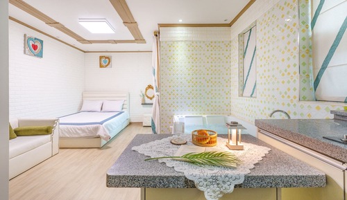 Basic Room, 1 Bedroom (201 apple)