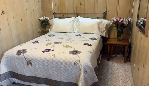 Basic Room, 1 Queen Bed, Refrigerator, Corner