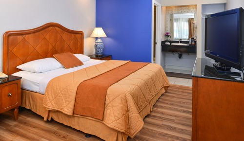 Signature Room, 1 King Bed, Refrigerator & Microwave