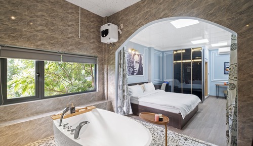 Suite, City View