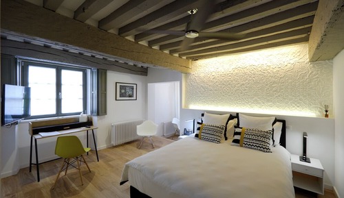Studio, Balcony