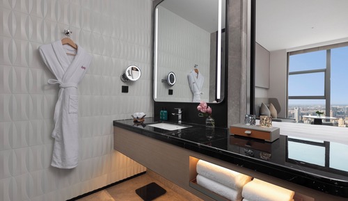 Premium Room, 1 King Bed, Accessible Bathtub, Club Lounge Access