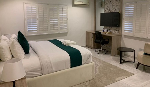 Deluxe Single Room, 1 Queen Bed, Non Smoking, Private Bathroom
