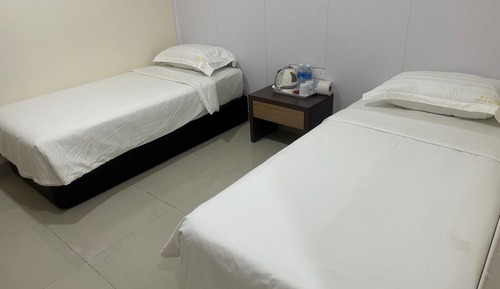 Family 6 ( 3 QUEEN BED FOR 6 PERSON)